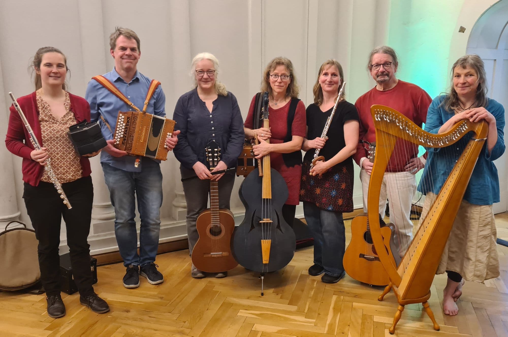 Folk-Tanz-Fusion spielt europäische Tanzmusik zum Mittanzen in Mueß.