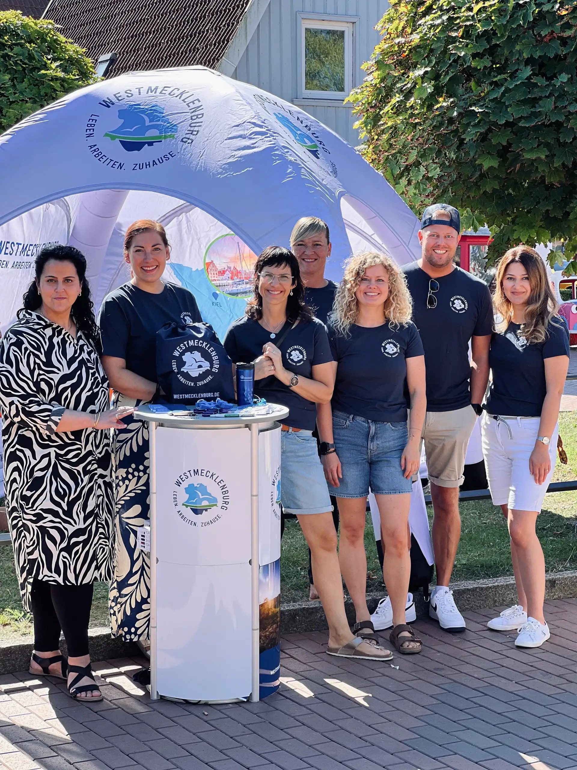 Team der Welcome Center und des Regionalmarketings Westmecklenburg beim Urlauberaktionstag 2025 in Boltenhagen
