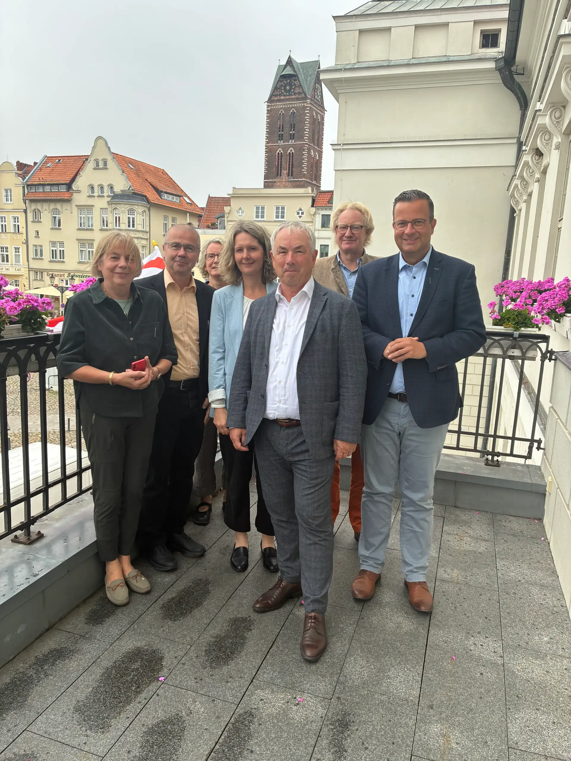 Die Teilnehmerinnen und Teilnehmer an der Kuratoriumssitzung im September 2026 in Wismar: Kuratoriumsvorsitzende Dr. Birgitta Ringbeck, Frank Junge (Vorstand), Kerry Zander (Wismar), Steffi Behrendt (Stralsund), Thomas Beyer (Kuratorium), Prof. Dr. jur. Bodo Wiegand Hoffmeister (Kuratorium), Sebastian Ehlers (Kuratorium, v.l.). Virtuell dabei war ebenfalls Friederike Hansell (Kuratorium)..