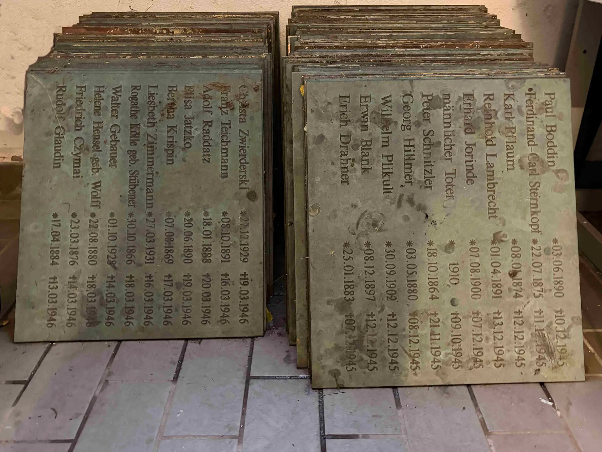 Sicherung von 202 Messinggrabplatten auf dem Alten Friedhof