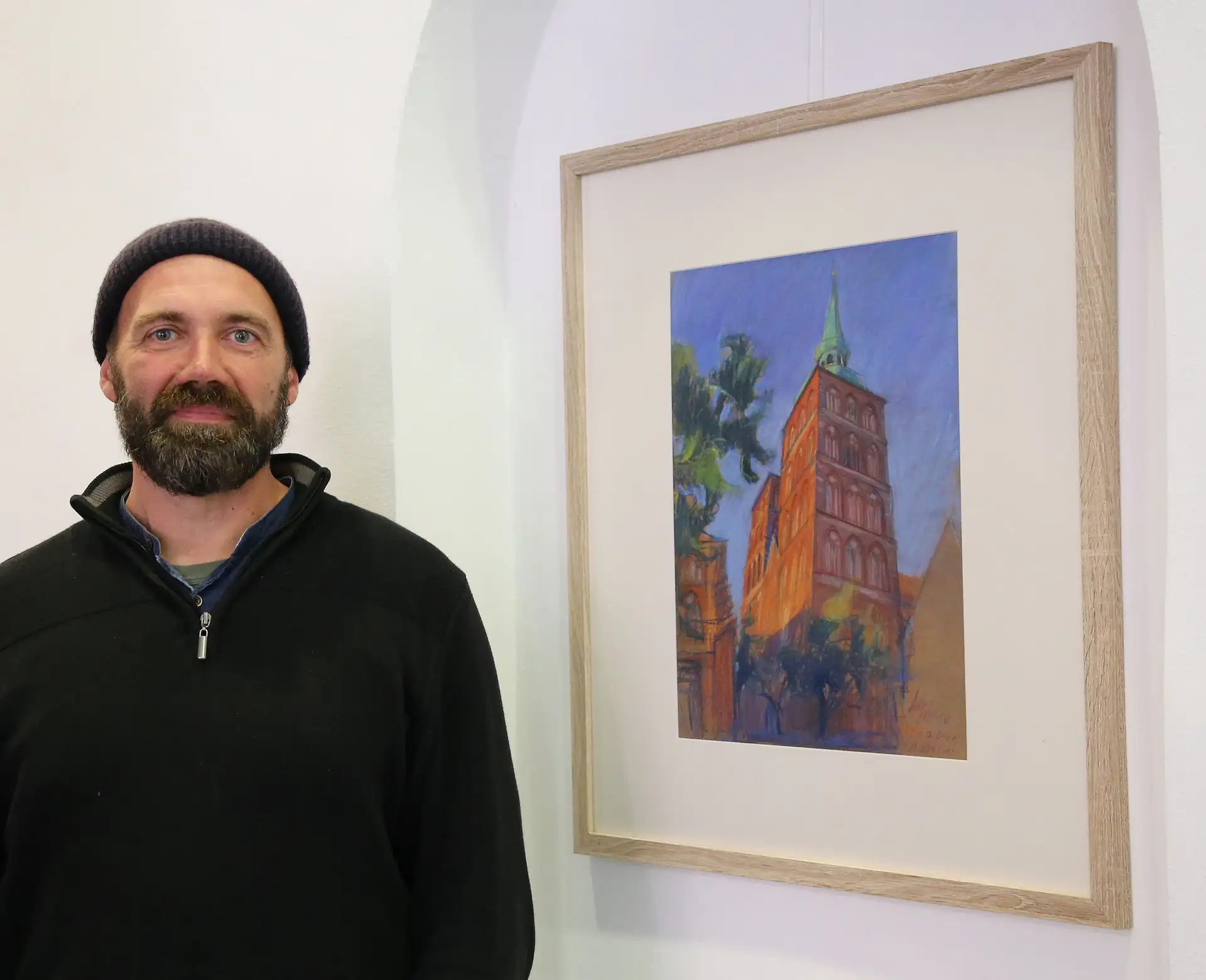 Hilmar Noerenberg vor „St. Nikolai Stralsund, Türme“ im Foyer des Rathauses