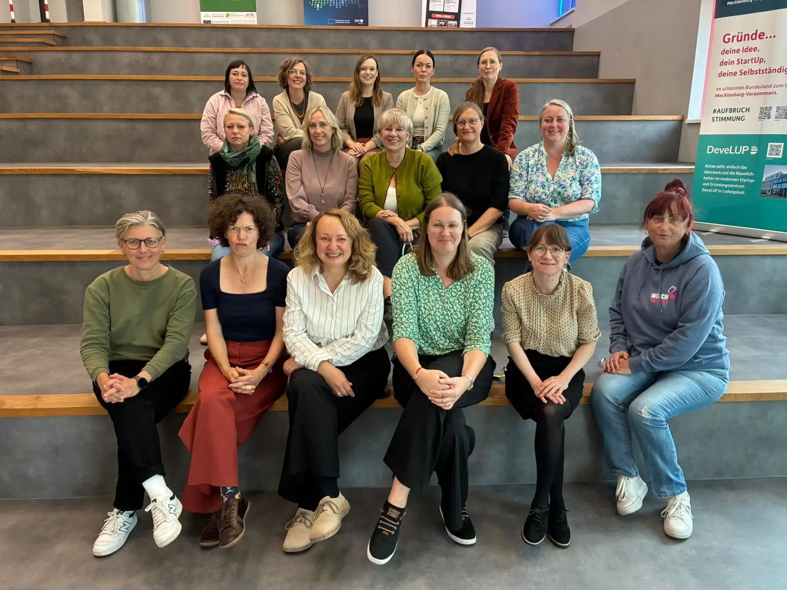 Gruppenfoto von kommunalen Gleichstellungsbeauftragten, vermutlich in drei Reihen angeordnet; im Rahmen eines Netzwerktreffens in Ludwigslust.