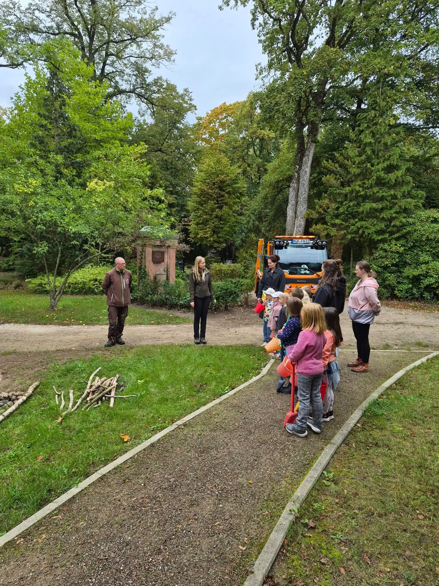 Sie konnten die Fahrzeuge des Stadtfriedhofs aus nächster Nähe kennenlernen und durften auf dem Radlader, dem Multicar und dem E-Transporter probesitzen.